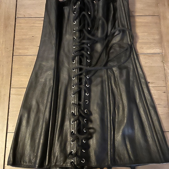 Leather corset dress and gloves - Picture 2 of 3